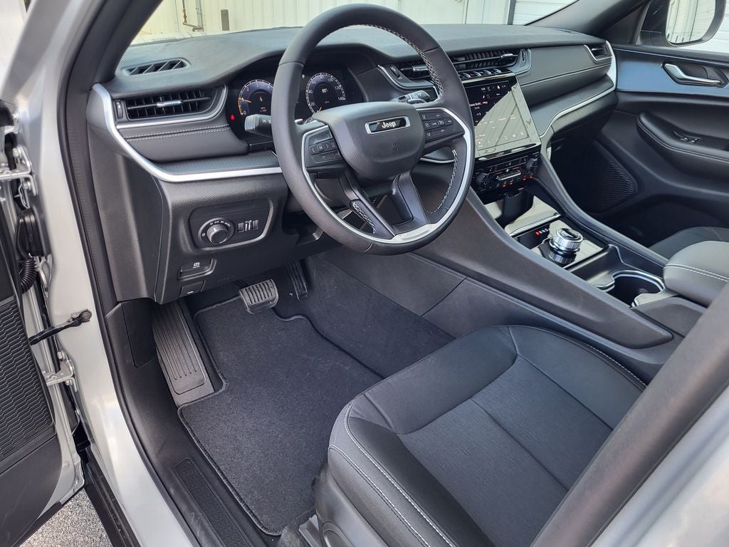 2025 Jeep Grand Cherokee GRAND CHEROKEE LAREDO X 4X4