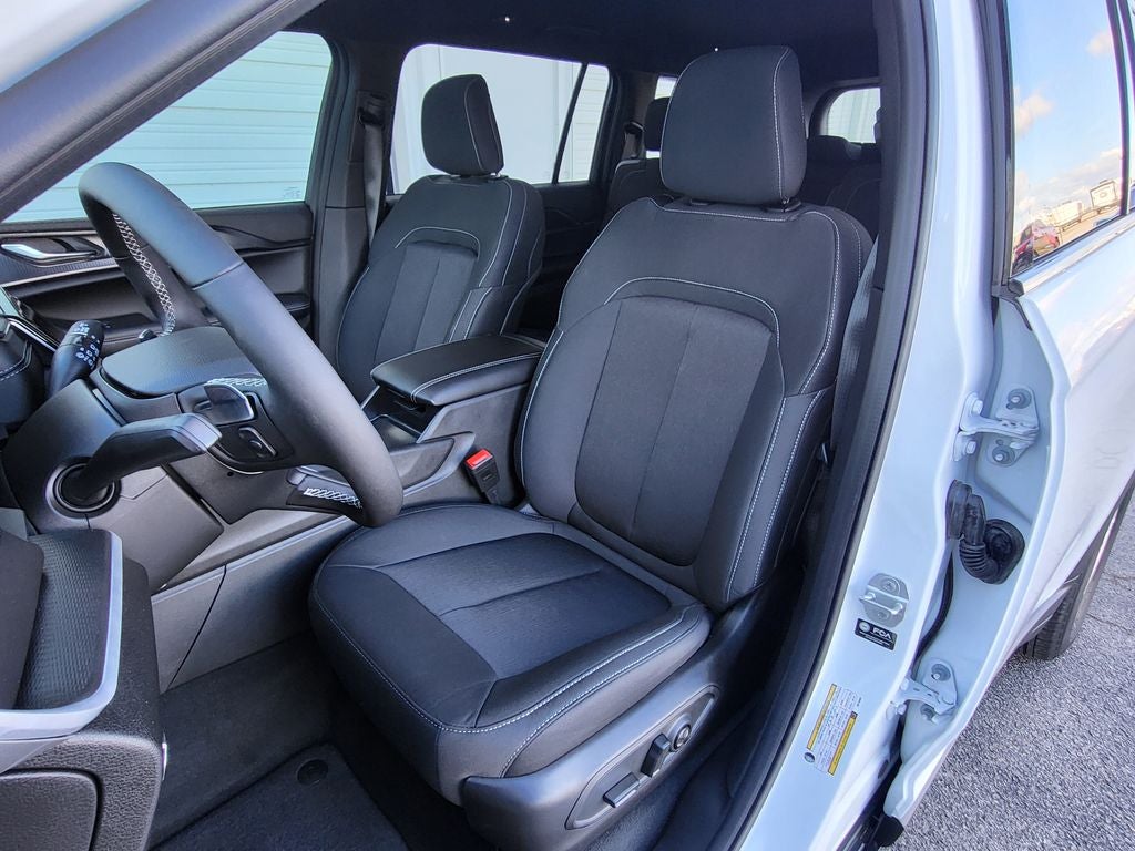 2025 Jeep Grand Cherokee GRAND CHEROKEE L LAREDO 4X2