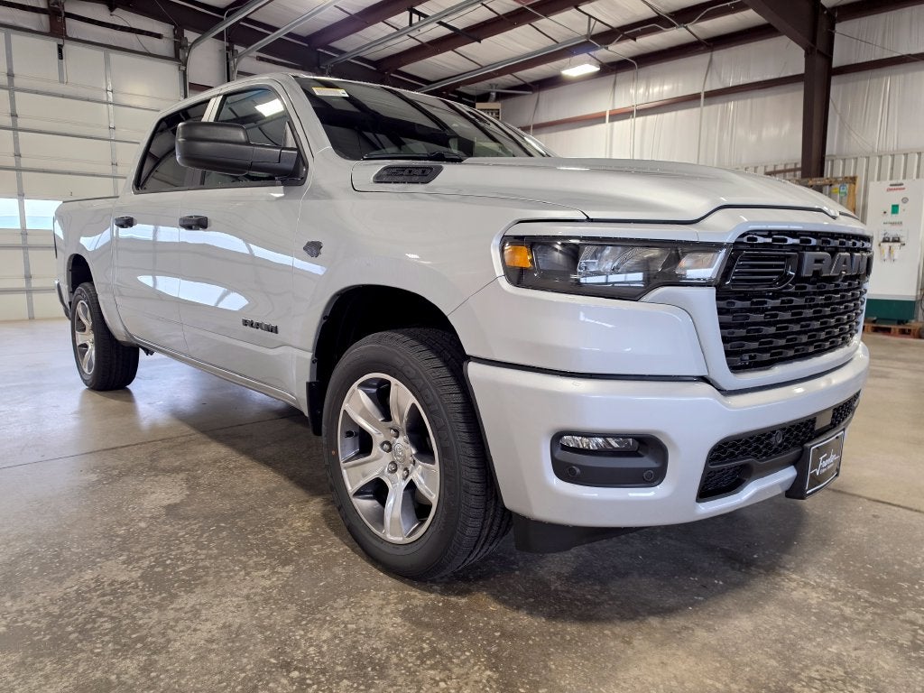 2027 RAM Ram 1500 RAM 1500 EXPRESS CREW CAB 4X4 5'7' BOX