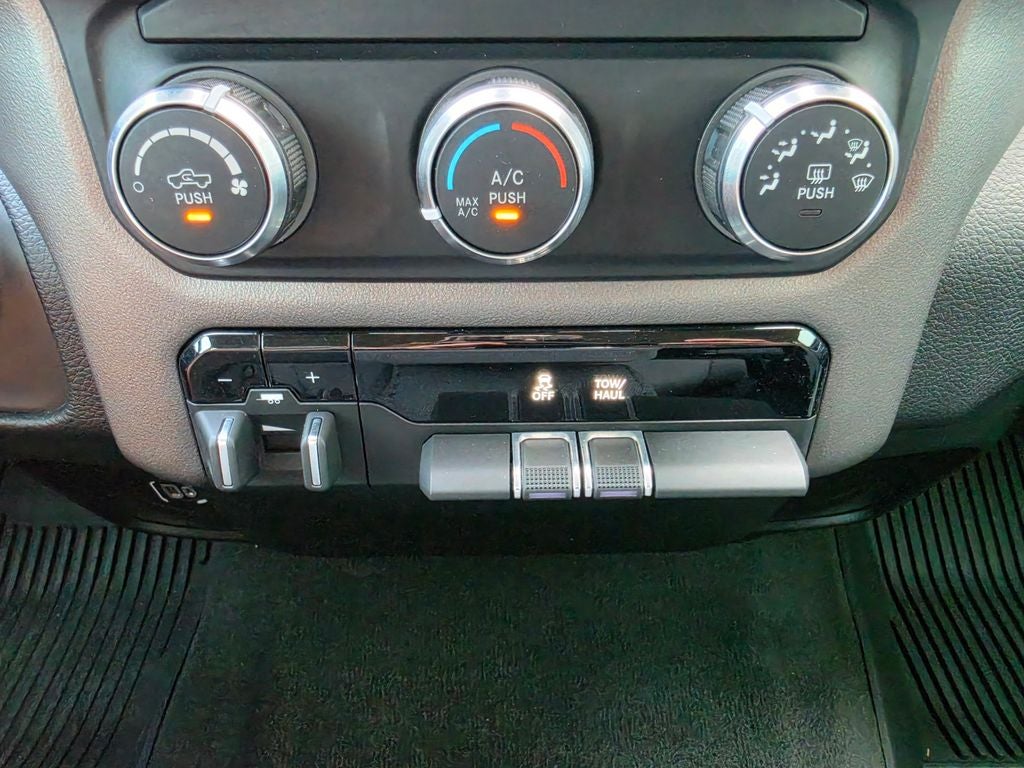 2020 RAM 1500 Big Horn Crew Cab 4x4 6'4' Box