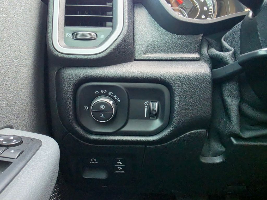 2020 RAM 1500 Big Horn Crew Cab 4x4 6'4' Box